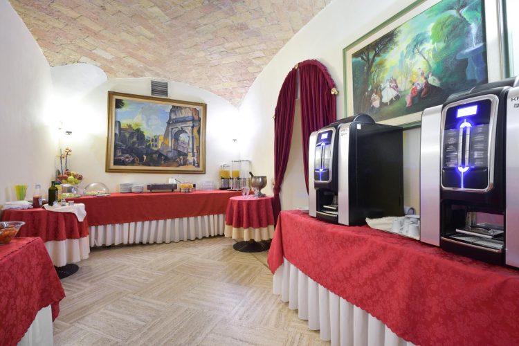 Breakfast Room and Lounge Bar